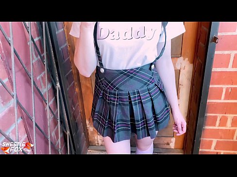 ❤️ 女学生深深地吸吮她的鸡巴，代替上课做爱 Sex video