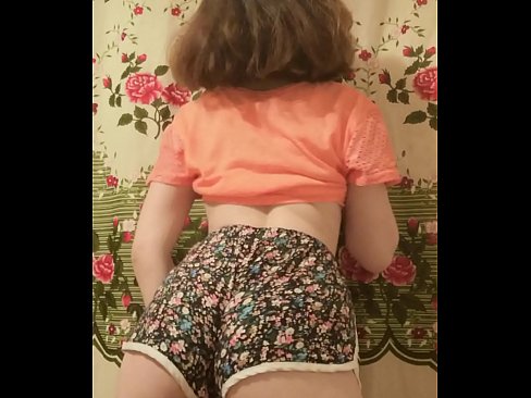 ❤️ 性感的年轻宝贝在镜头前脱下她的短裤 Sex video