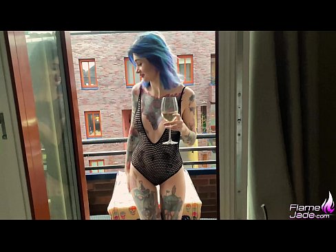 ❤️ 巨大的女孩大口吸吮，在空旷的天空下热情地做爱 Sex video